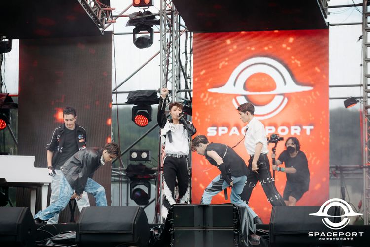 原子少年天王星登台表演。太空港音樂藝術嘉年華提供