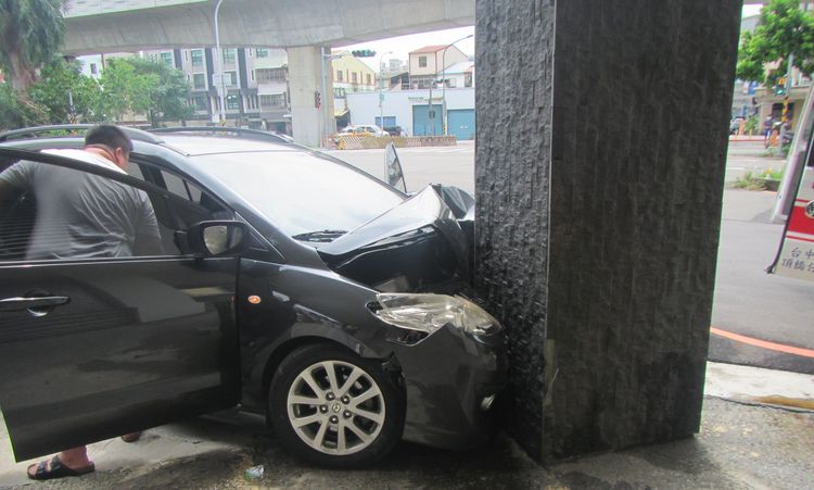 休旅車撞上柱子，駕駛及乘客均受傷送醫。讀者提供
