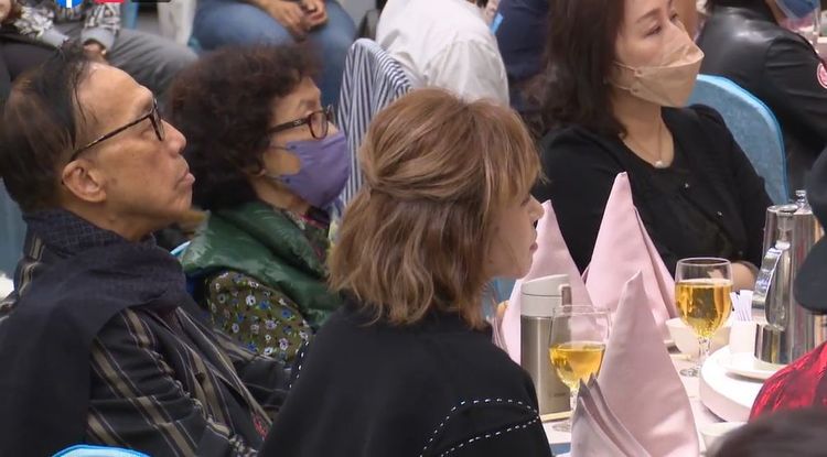 王瞳先在台下欣賞教會朋友表演。