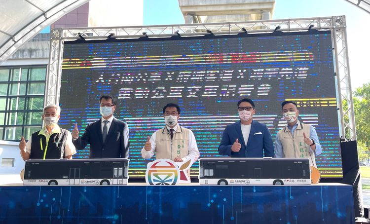 由右至左為台南市交通局長王銘德、三地集團暨府城客運總經理鍾育霖、台南市長。業者提供