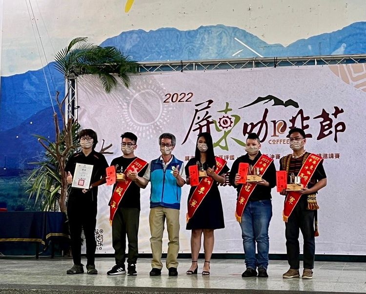 咖啡手沖賽由來自桃園的陳琳萱（右二）奪冠。屏東縣政府提供