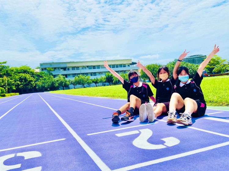 高雄林園區中芸國中有著唯美的薰衣草跑道。高市府提供