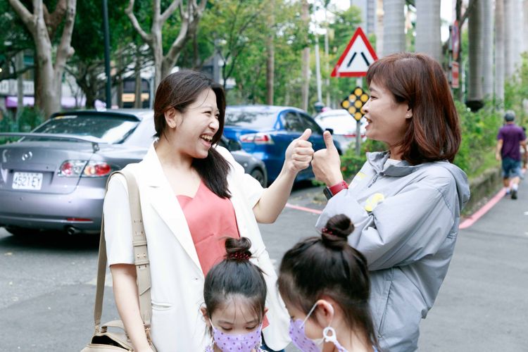 有民眾原本在家裡看到直播，特地趕到現場為沈慧虹打氣，希望沈慧虹當選。沈慧虹競辦提供