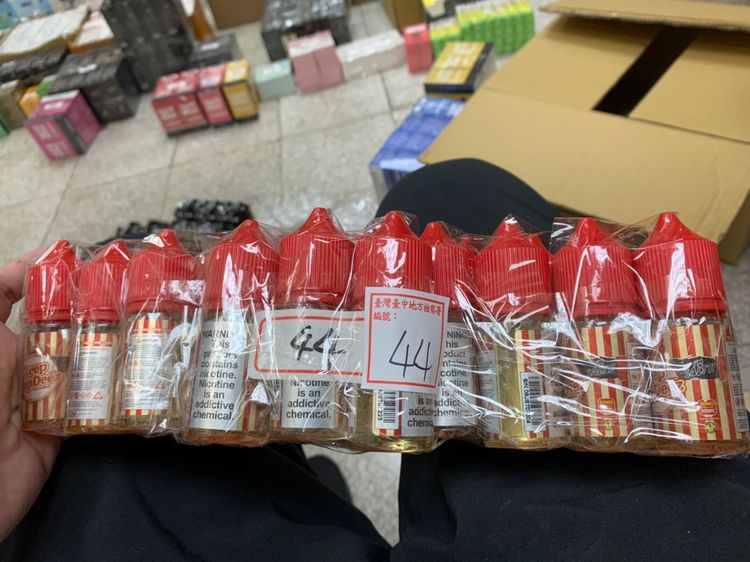 警方查獲走私電子菸油。讀者提供