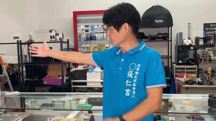 張仁吉比著店內櫃檯處，指疫情高峰時都用保鮮膜隔離主客接觸問題。陳宏銘攝