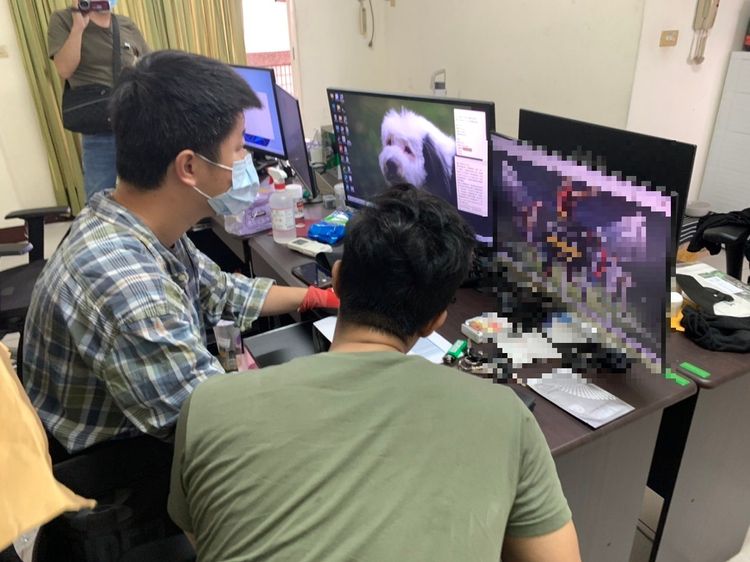 警方人員檢視嫌犯電腦內容。讀者提供