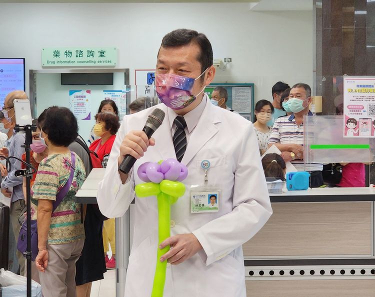 奇美醫學中心院長林宏榮於世界安寧日暨奇恩病房十四週年慶活動上致詞。奇美醫院提供