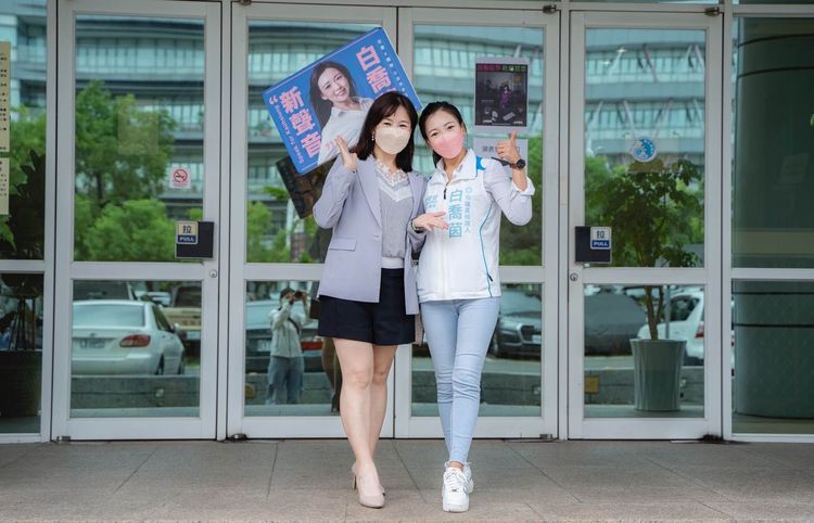 王淺秋（左）前天陪白喬茵到高市選委會完成議選舉登記，透露韓國瑜將於年底復出輔選。翻攝自白喬茵臉書