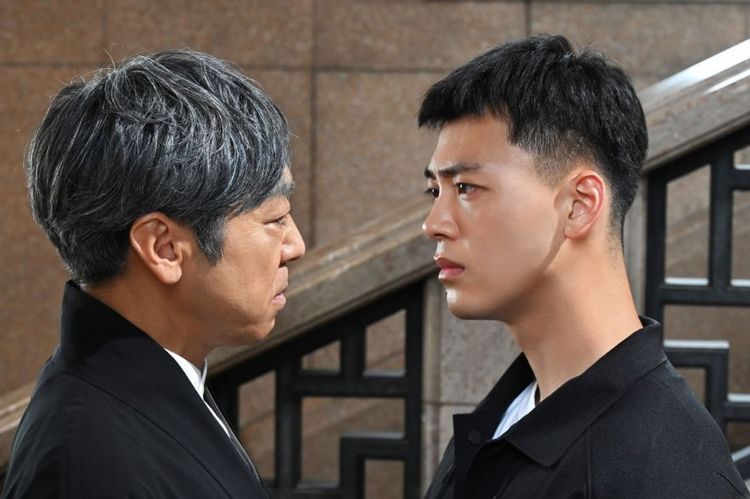 香川照之（左）在《六本木Class》飾演餐飲集團會長，是男主角竹內涼真最大的敵人。翻攝朝日電視台
