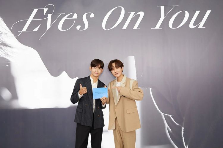 安七炫（右）找來「東方神起」的昌珉主持記者會。翻攝SM娛樂