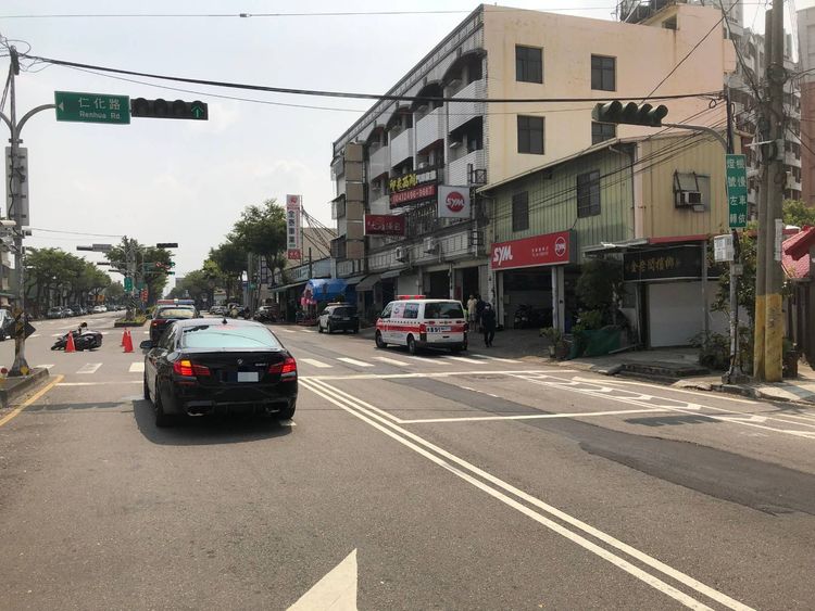 車禍發生地點在大里區大峰路、仁化路口。讀者提供