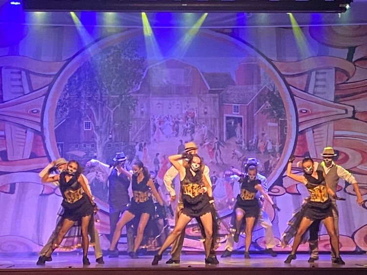 遊客可邊享用膽顫魂飛牛排特餐，邊欣賞媲美百老匯等級驚悚的開放式舞台劇。六福村提供