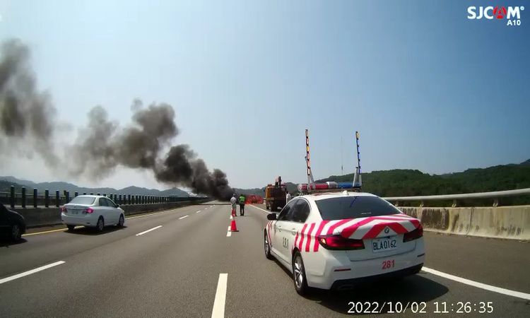 國道警察趕至火燒車現場處理。讀者提供