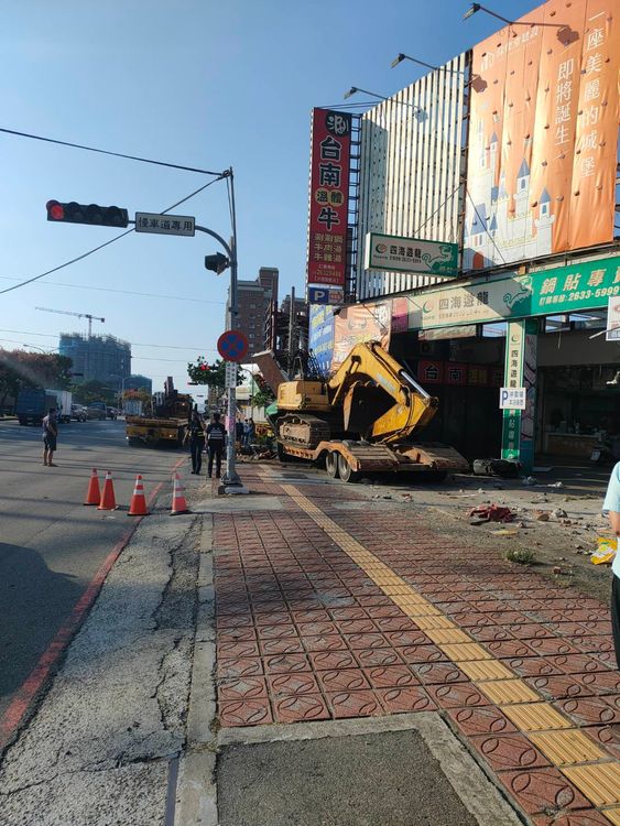 聯結車疑煞車失靈衝撞檳榔攤，現場滿目瘡痍。讀者提供