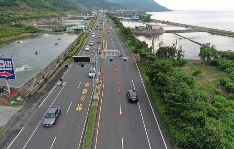 警方除了現場派警力疏導交通外，也隨時透過監視系統掌握旅遊交通動態。警方提供
