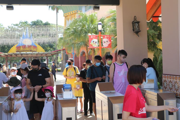 家長趁著連假首日，帶著小朋友前往樂園遊玩。麗寶提供