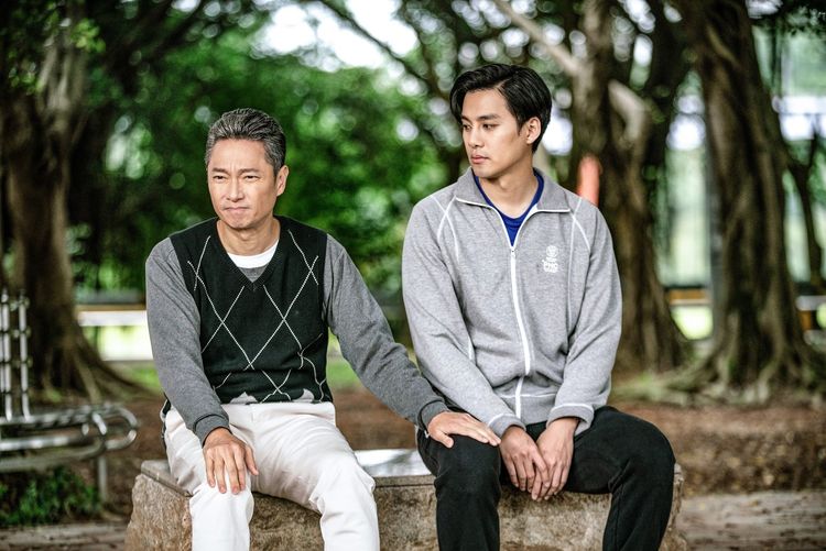 謝祖武（左）鼓勵劇中兒子李唯楓勇往直前去創業。大愛提供