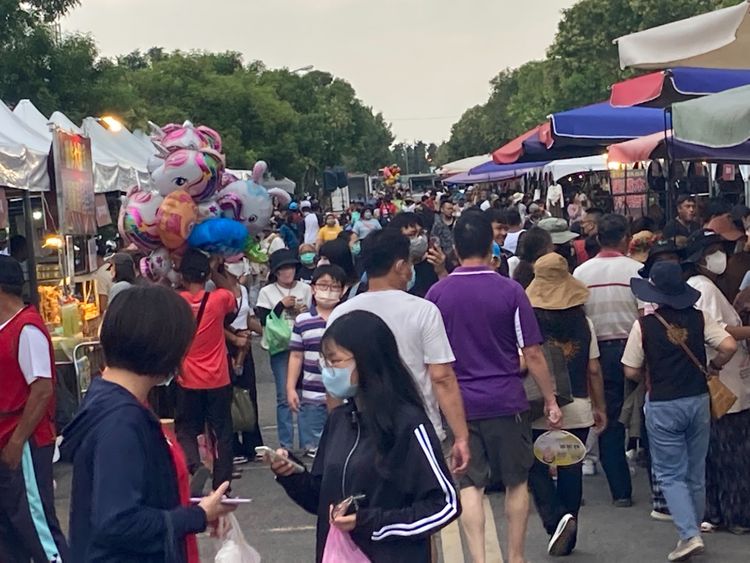 收穫那麼多活動外圍，逾百攤位人擠人。陳宏銘攝