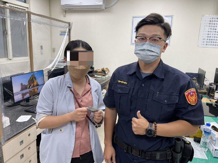 林女至頂街派出所領回失款。讀者提供