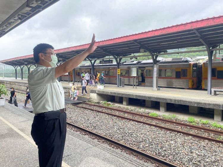 台鐵局局長杜微到場為員工打氣。台鐵提供
