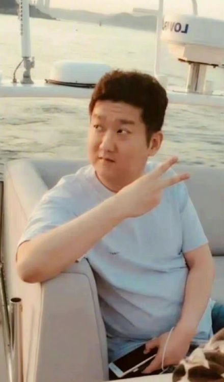 疑似朴敏英富豪男友的姜鐘賢正面照曝光。翻攝微博會火