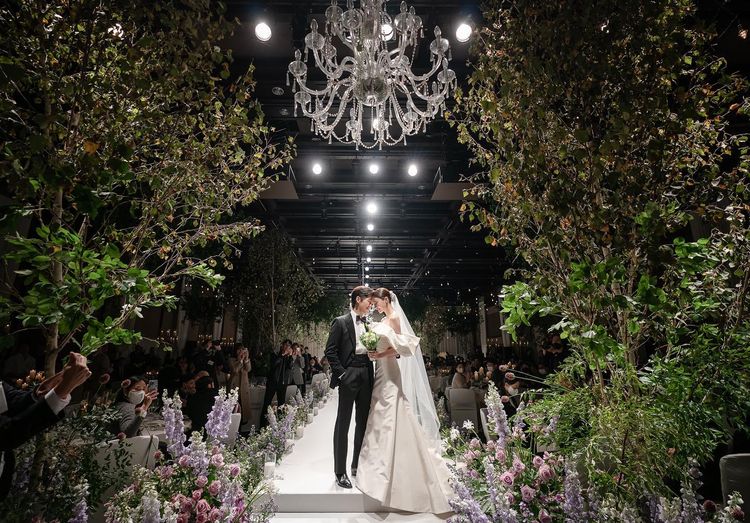 南宮珉（左）貼出與秦雅凜頭靠頭的甜蜜婚照，表示會更幸福生活。翻攝南宮珉IG