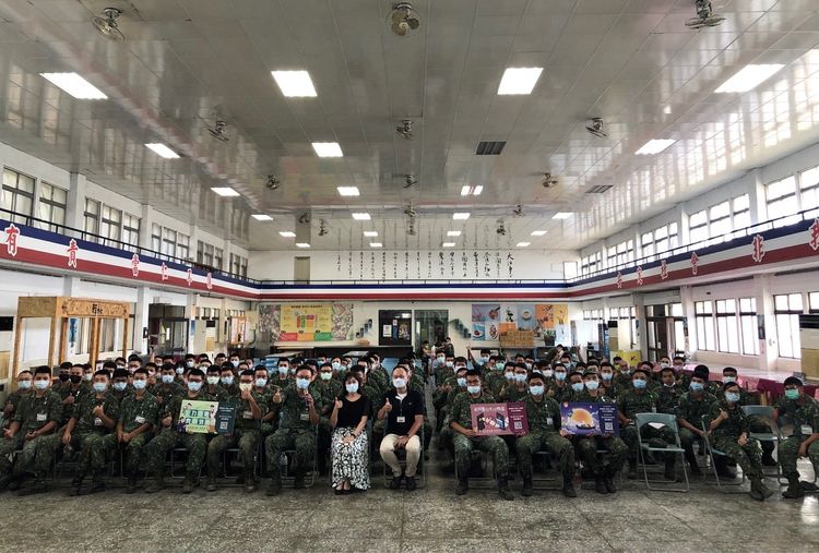 檢察官劉晏如前往著名「迅雷部隊」，對捍衛中華民國的官兵宣導反賄選。新竹地檢署提供