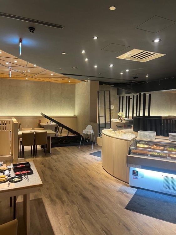 強震造成夢時代百貨牆柱龜裂，樓梯間漏水。翻攝臉書高雄點