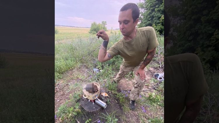 烏克蘭士兵烹煮人頭。翻攝自Telegram