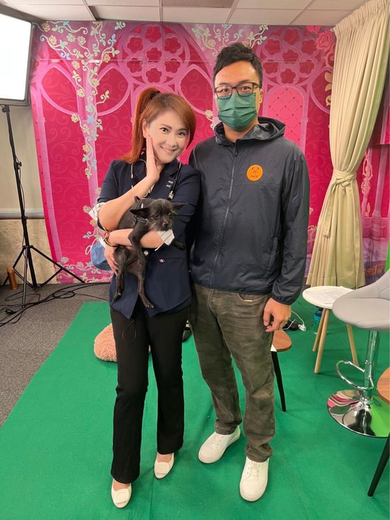 薛楷莉（左）和訓練師宣導以領養代替購買的觀念。中天新聞提供