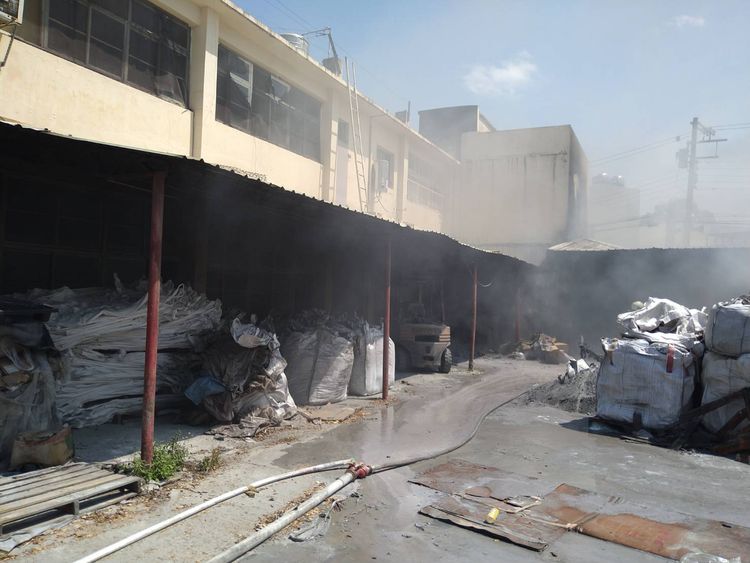 工廠內外堆放大批雜物，助長火勢。台中市消防局提供