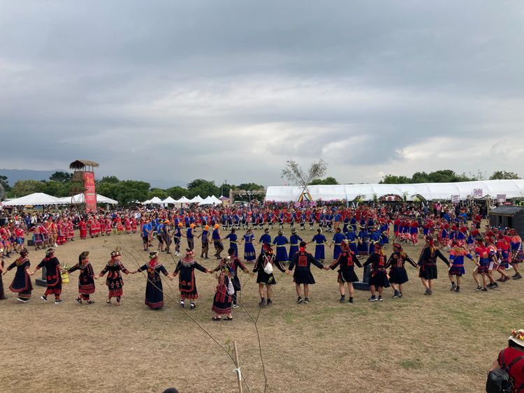 牡丹鄉原住民群起圍舞，演繹傳統祈福歌舞。陳宏銘攝