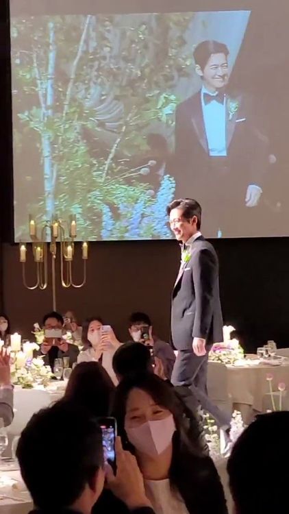 南宮珉以黑色西裝帥氣進場，臉上堆滿笑容。翻攝推特