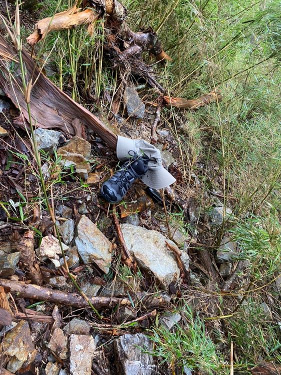 經過47小時搜救，目前僅找到陳伯均使用的登山杖、鞋帽等等物品。民眾提供