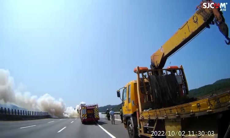 消防隊員到場撲滅火勢。讀者提供