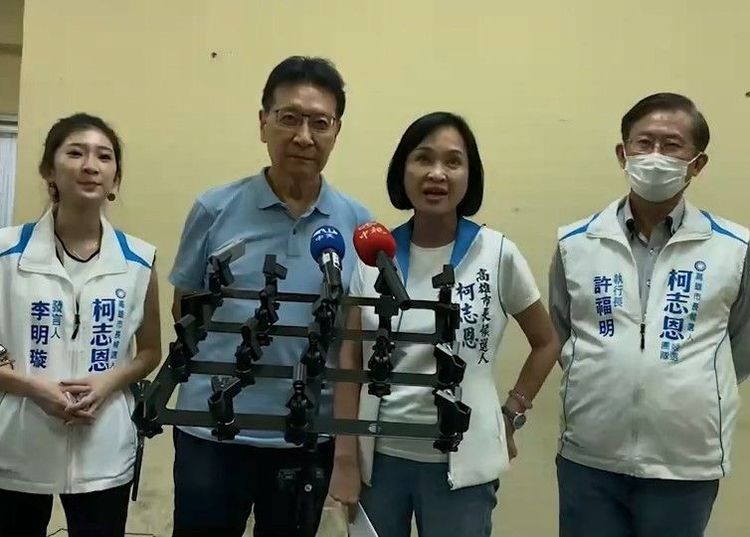 柯志恩今晚與媒體人趙少康（左二）一同受訪。讀者提供