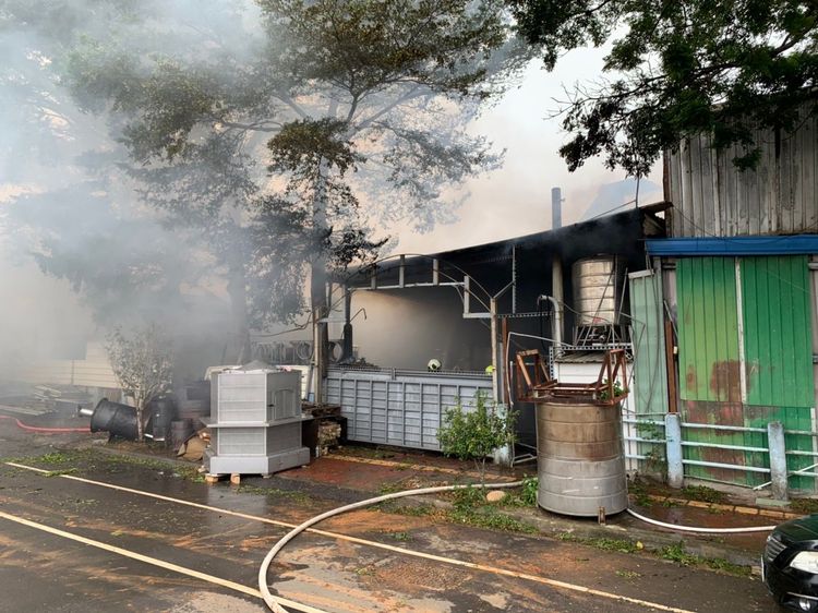 警消全力動員，不到半小時就撲滅火勢。台中市消防局提供