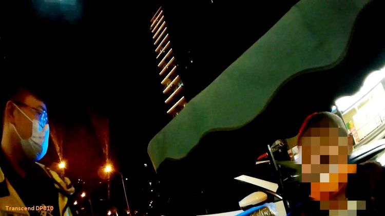 員警護送老翁返家。警方提供