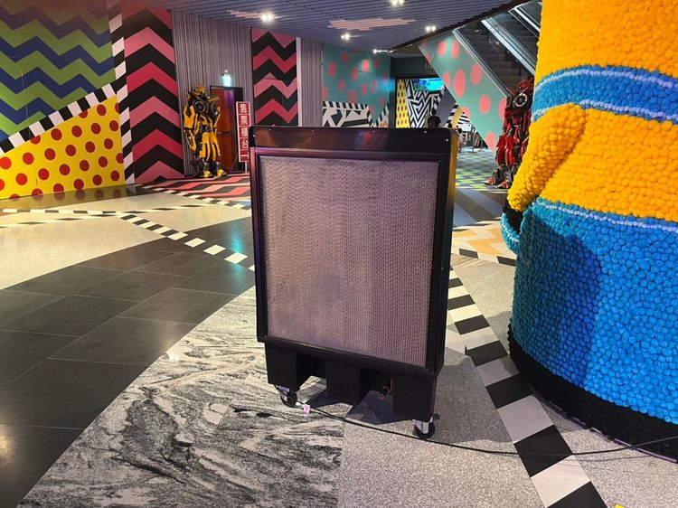 園區內設水冷扇吹散油漆味。周庭慶攝.