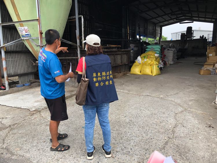縣府稽查人員到黑豬場稽查。屏東縣政府提供