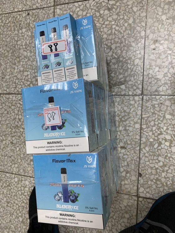 警方查大批走私電子菸油。讀者提供