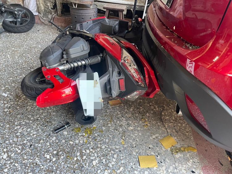 張男自小客車被砸、機車也被推倒，現場一片凌亂。讀者提供