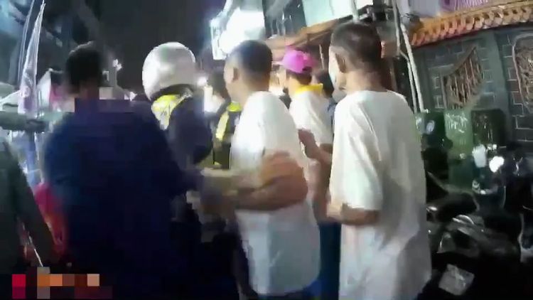 警方制止現場衝突。蘆洲警分局提供