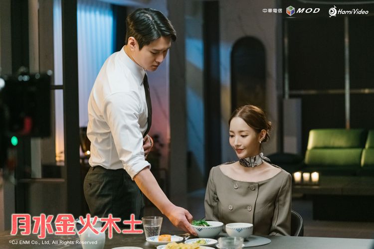 朴敏英在韓劇《月水金火木土》假扮高庚杓多年的「完美嬌妻」。愛爾達電視提供