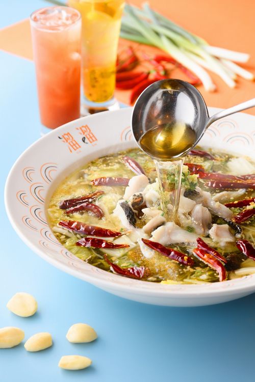 漢來美食推出首個創意川菜料理品牌「溜溜 酸菜魚專賣店」酸.麻.香.辣共治一鍋，圖為招牌酸菜魚。業者提供