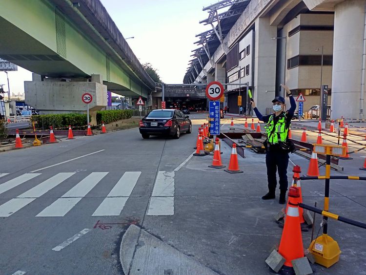 中秋連假烏日分局員警在烏日高鐵站周遭加強交通疏導。烏日分局提供