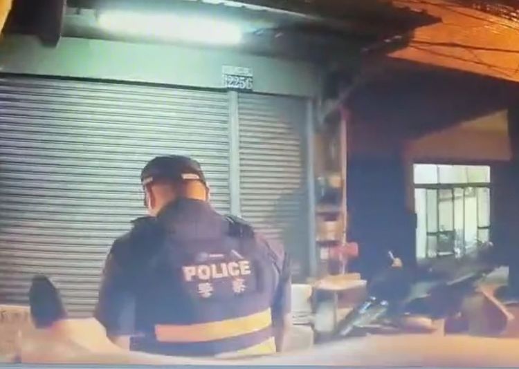 警方持槍警戒。讀者提供