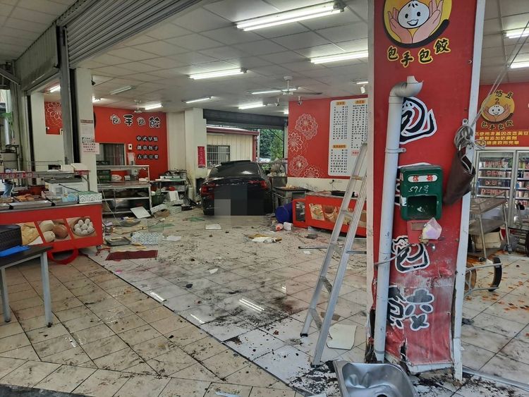 自小客車衝進小吃店內，駕駛及乘客輕傷自行就醫。讀者提供