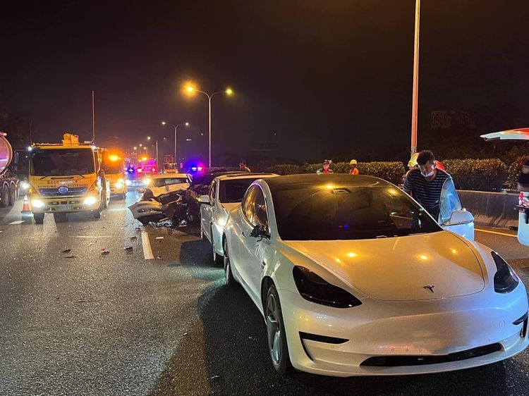 4車連環撞。台南道路救援張家班提供