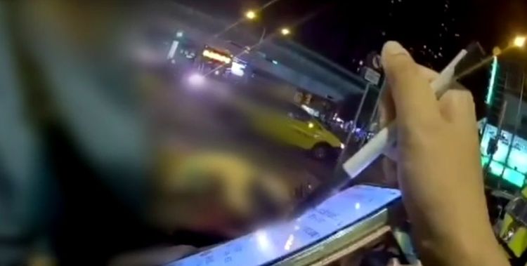 警方檢視婦人手機上的訊息及來電。讀者提供